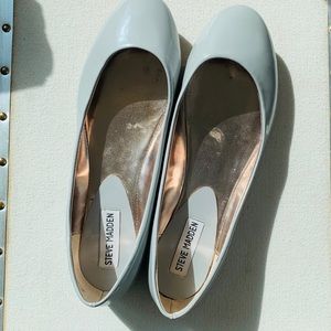 MUST GO!STEVE MADDEN light gray flats; never worn!